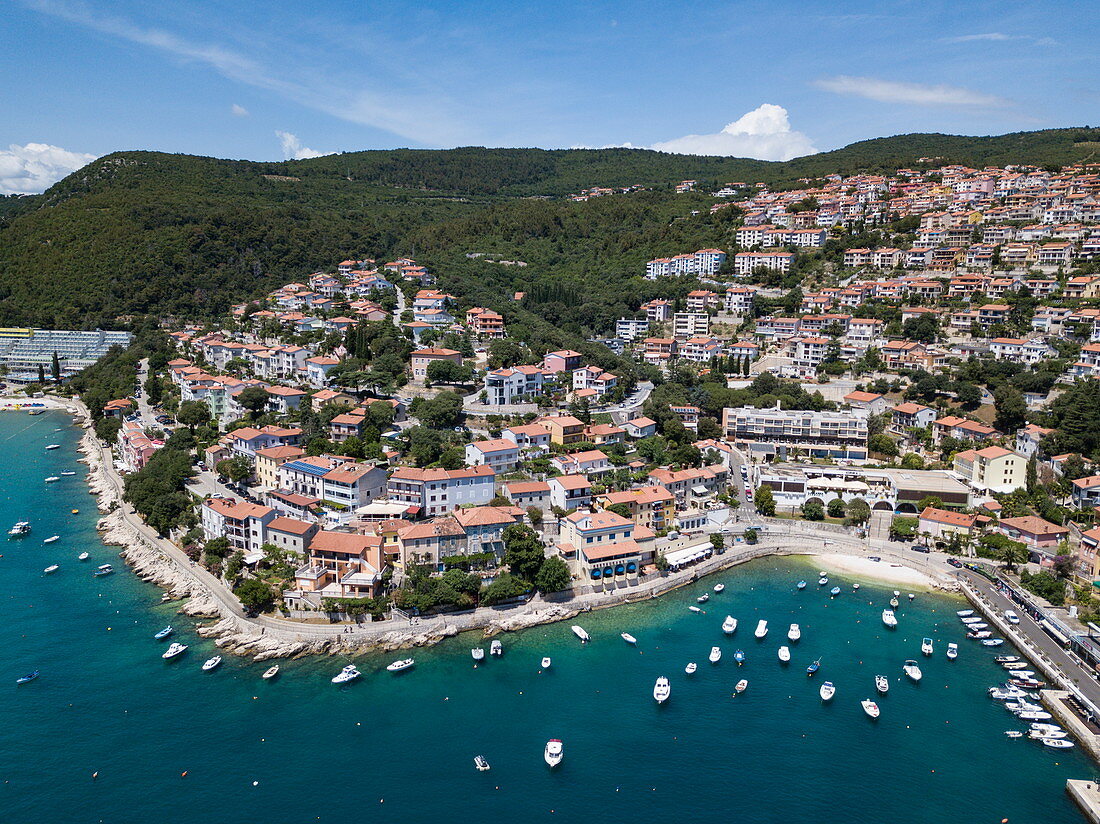 Luftaufnahme von Fischerbooten und Yachten in Hafen vor Stadt, Rabac, Istrien, Kroatien, Europa