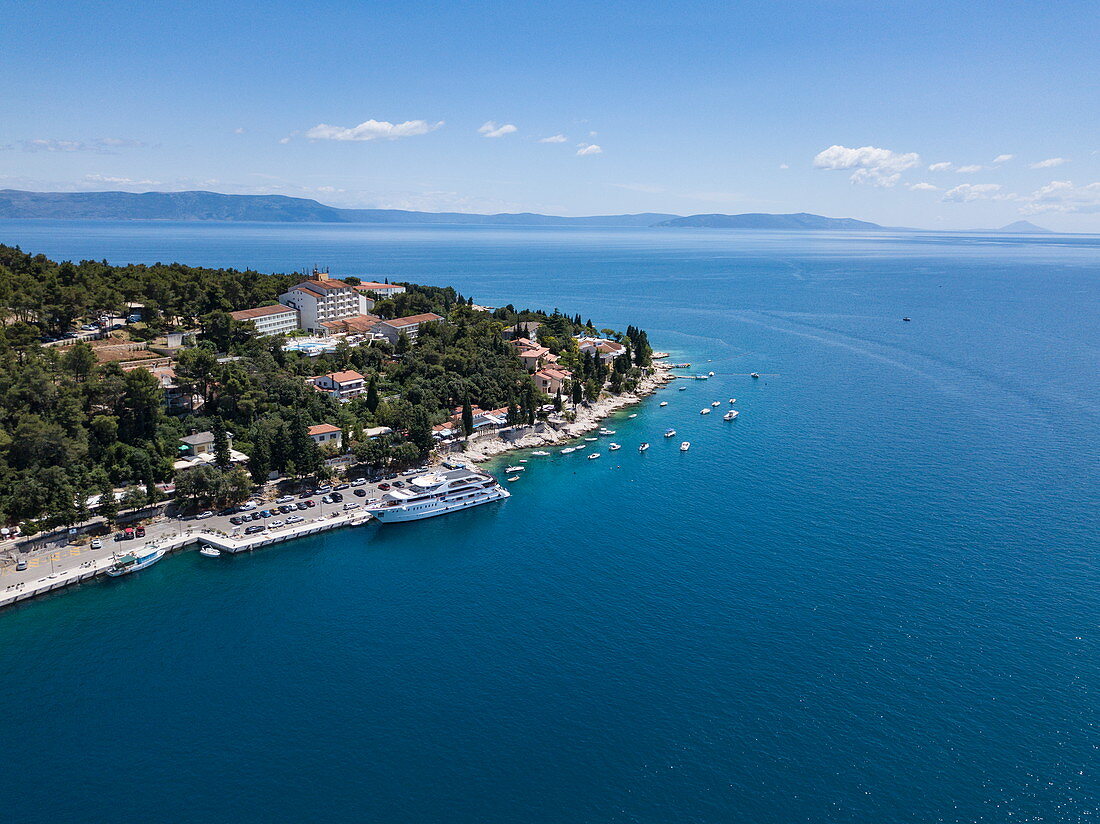 Luftaufnahme von Kreuzfahrtschiff und Küste, Rabac, Istrien, Kroatien, Europa