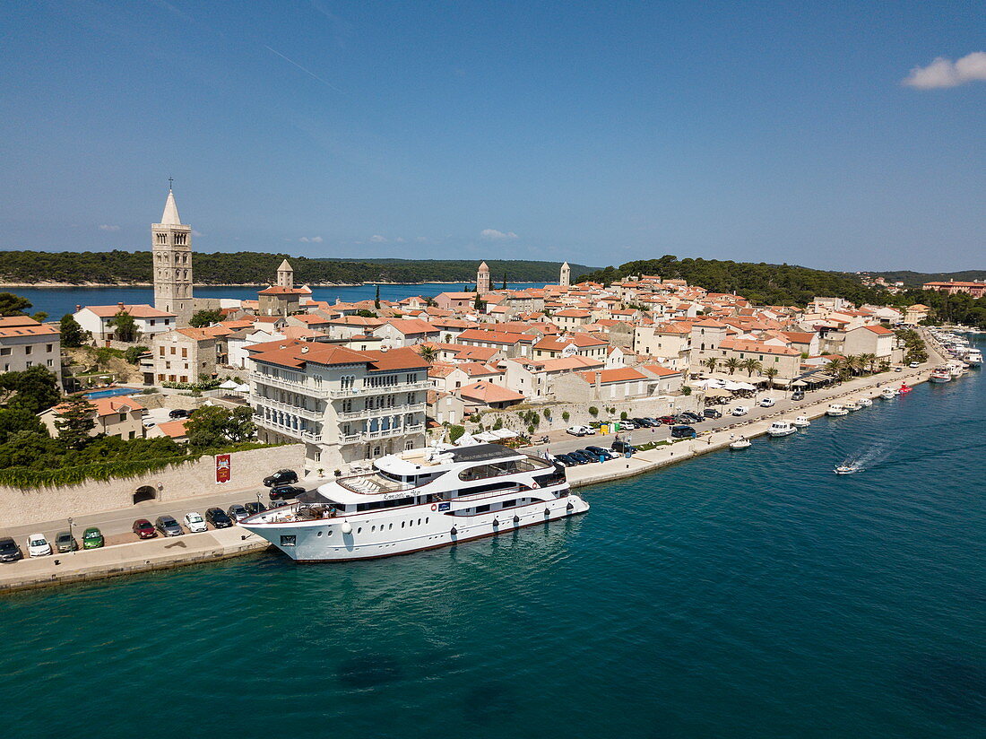 Luftaufnahme von Kreuzfahrtschiff, das neben der Altstadt festgemacht ist, Rab, Primorje-Gorski Kotar, Kroatien, Europa