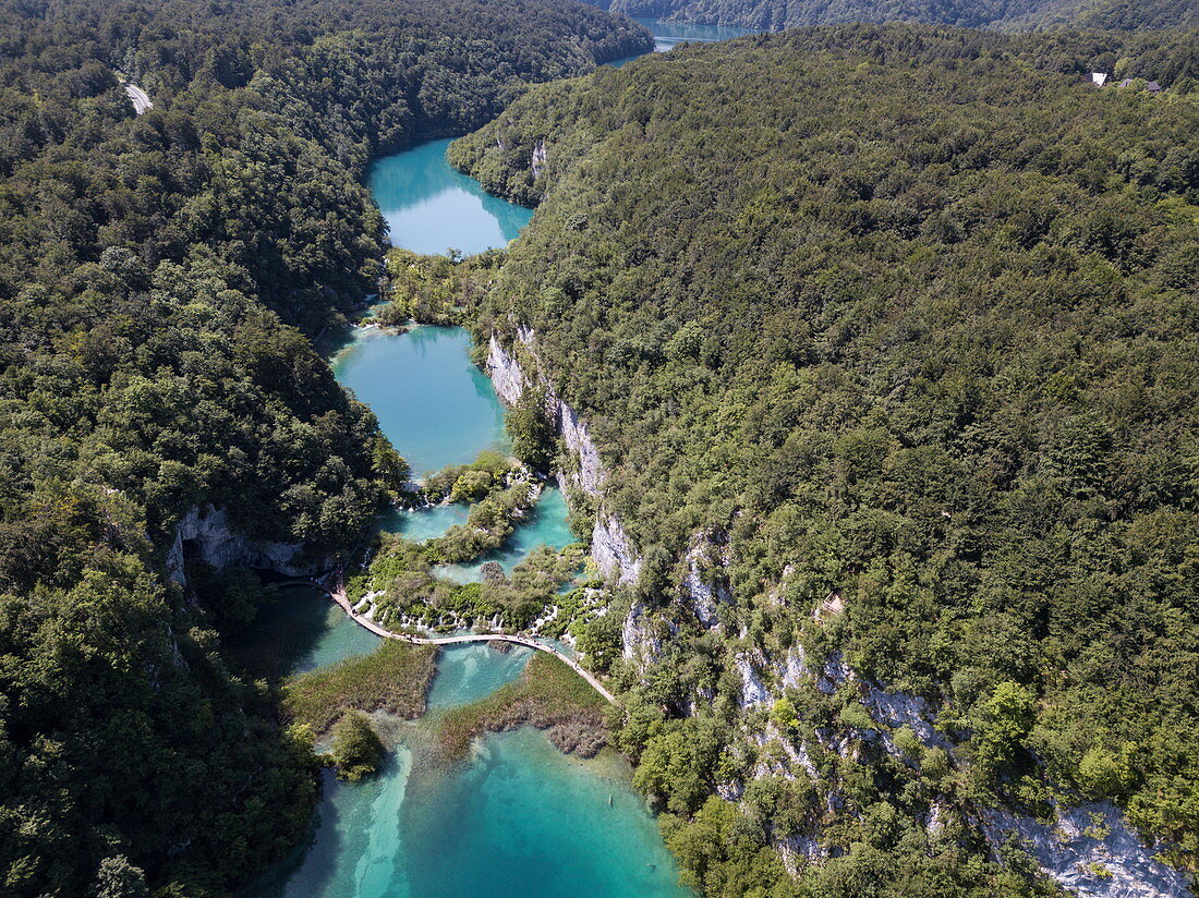 Luftaufnahme von Holzbodenpfad inmitten von Seen, Nationalpark Plitvicer Seen, Lika-Senj, Kroatien, Europa
