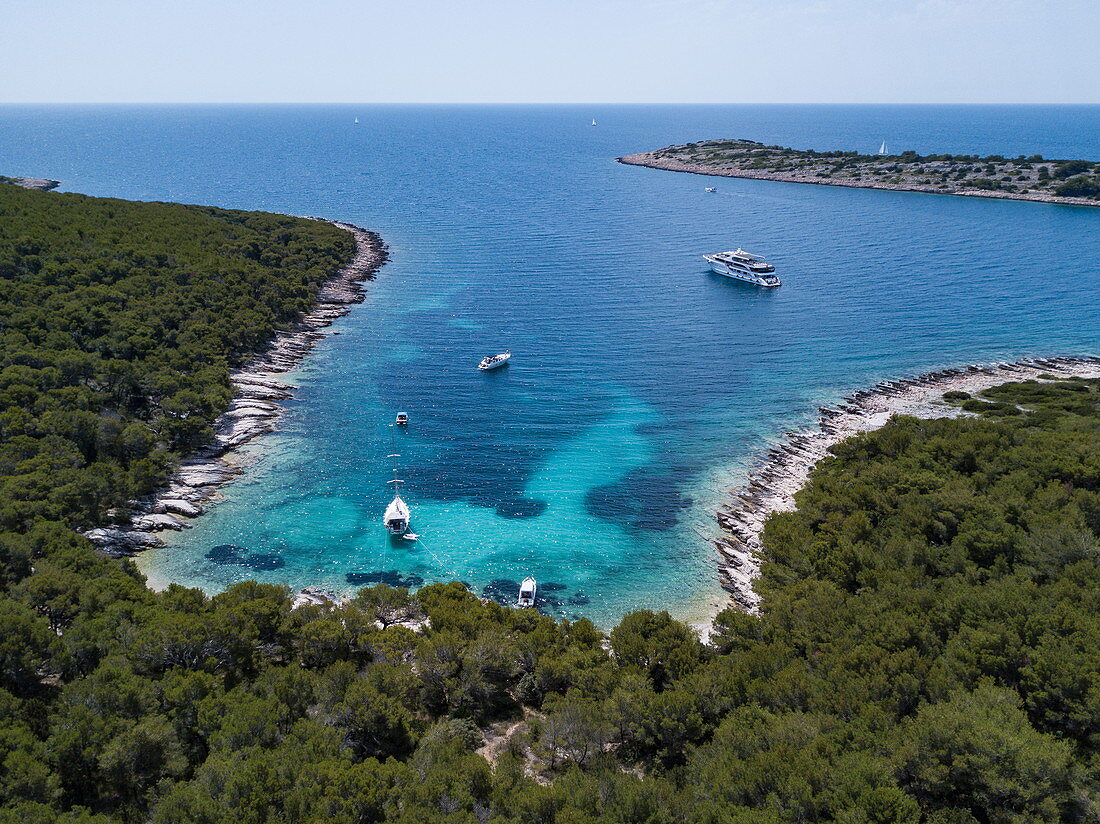 Luftaufnahme von Kreuzfahrtschiff und anderen Booten in unberührter Bucht, nahe Kukljica, Zadar, Kroatien, Europa