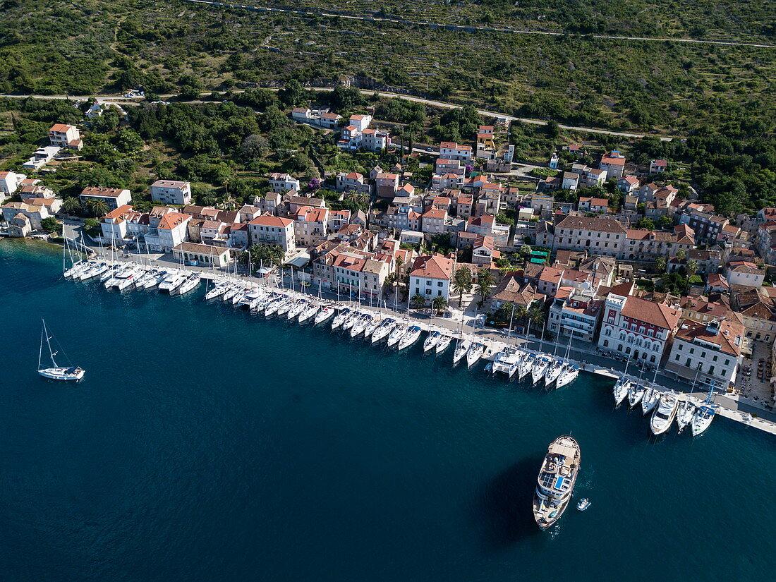 Luftaufnahme von Booten angedockt neben Altstadt, Vis, Vis, Split-Dalmatien, Kroatien, Europa