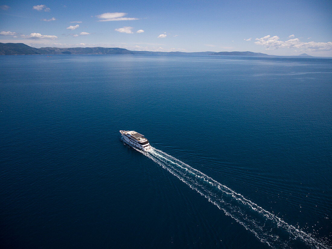 Luftaufnahme von Kreuzfahrtschiff in der Adria, nahe Rabac, Istrien, Kroatien, Europa
