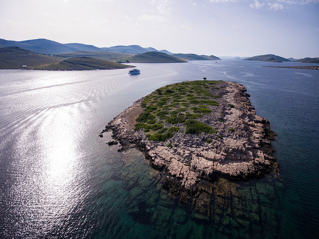 Luftaufnahme von Insel und Kreuzfahrtschiff in der Adria, Nationalpark Kornati-Inseln, Šibenik-Knin, Kroatien, Europa