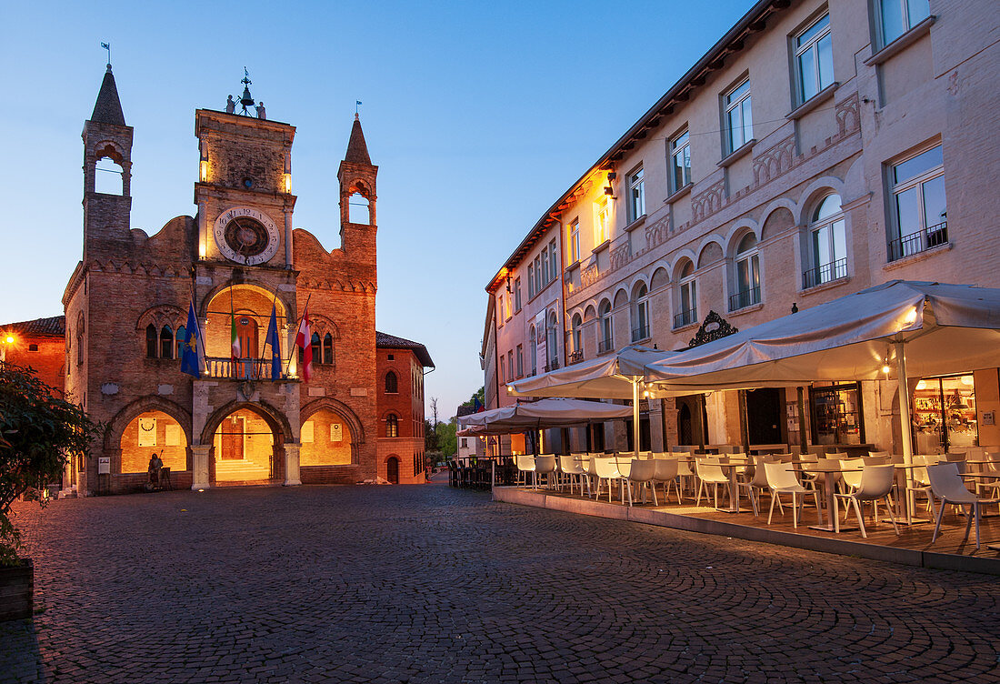Das mittelalterliche Rathaus von Pordenone in der Region Friaul-Julisch Venetien ist das Wahrzeichen der Stadt. Italien