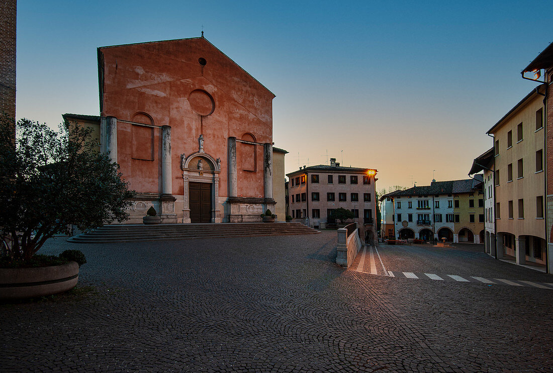 Die unvollendete Fassade der Kathedrale von San Marco in Pordenone, das größte Kulturdenkmal der Stadt. Region Friaul, Italien