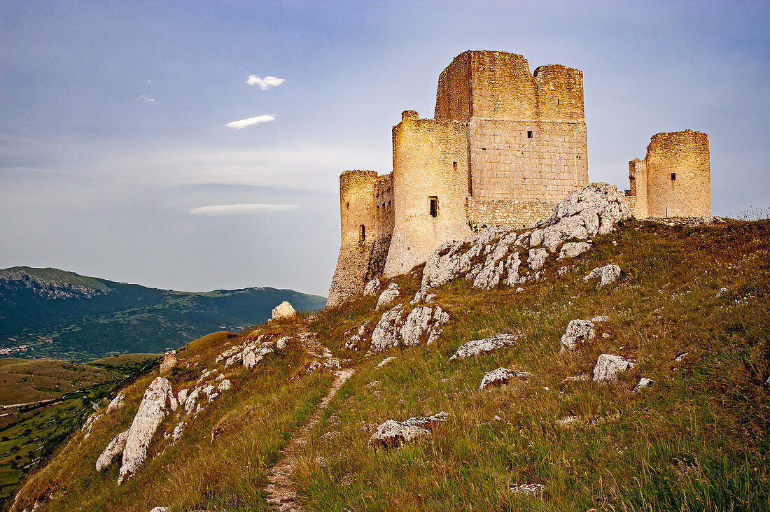 Die Burg Rocca Calascio, berühmter Ort in den Abruzzen und Schauplatz vieler Filme, Apenninen, Italien