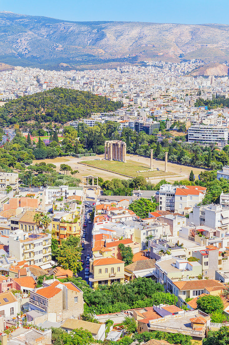Aufsicht auf Tempel des olympischen Zeus, Hadriansbogen und Athen Stadtzentrum, Athen, Griechenland, Europa