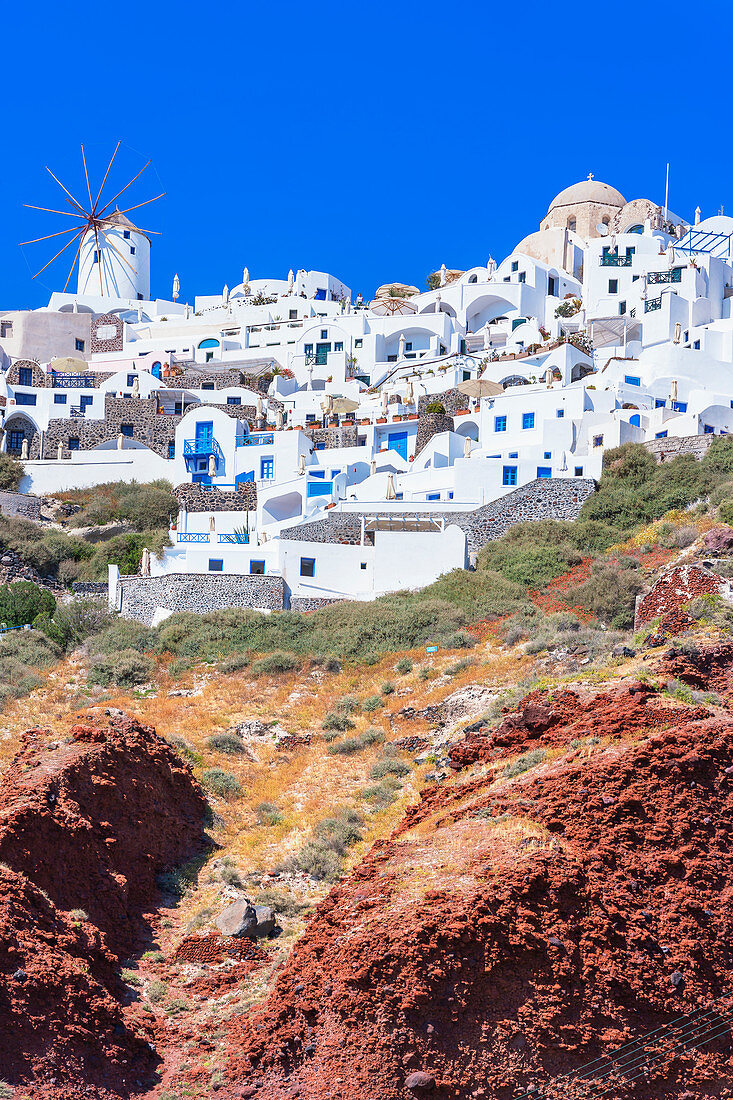 Oia village perched on Santorini caldera rim, Oia, Santorini, Cyclades Islands, Greece