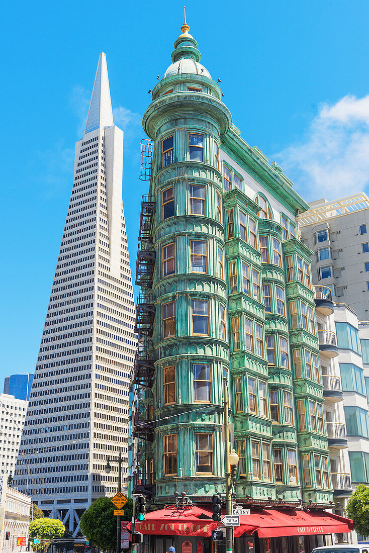 Blick auf den Columbus Tower und die Transamerica Pyramid in San Francisco; Kalifornien, USA