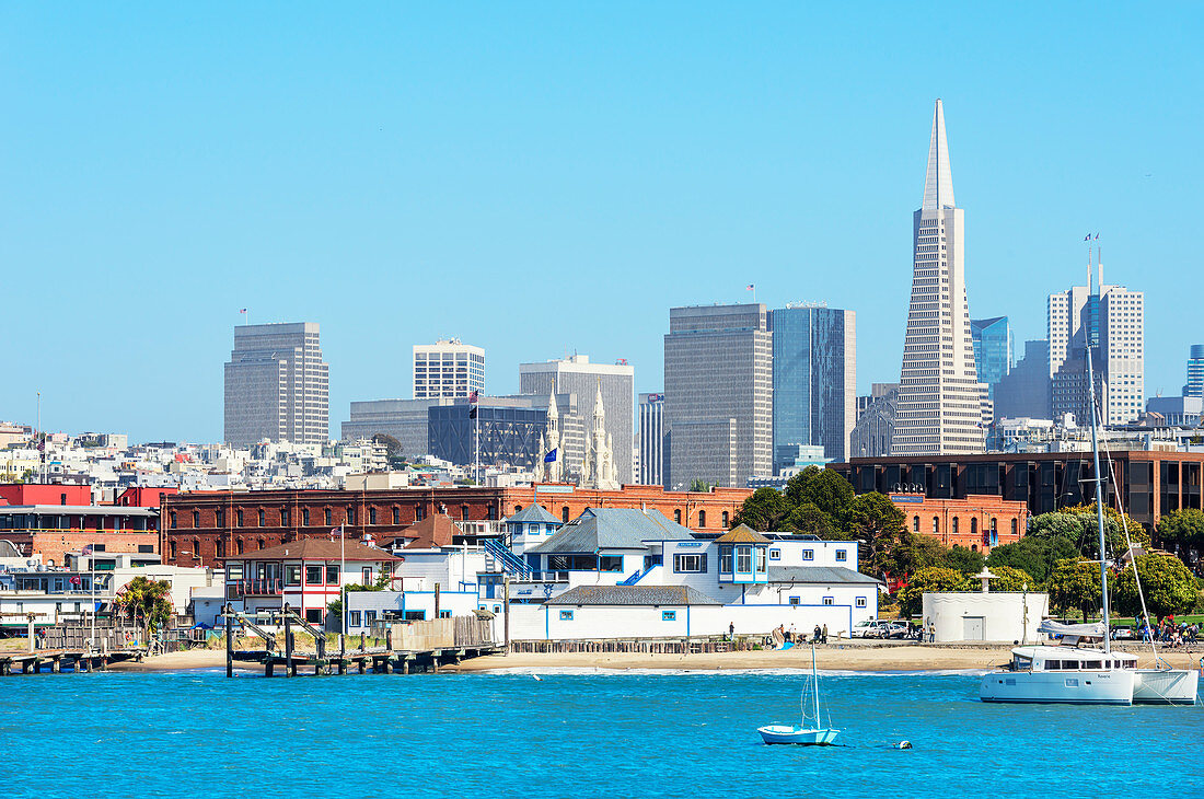 Ansicht der Skyline des Financial District vom historischen Maritime Park, San Francisco, Kalifornien, USA
