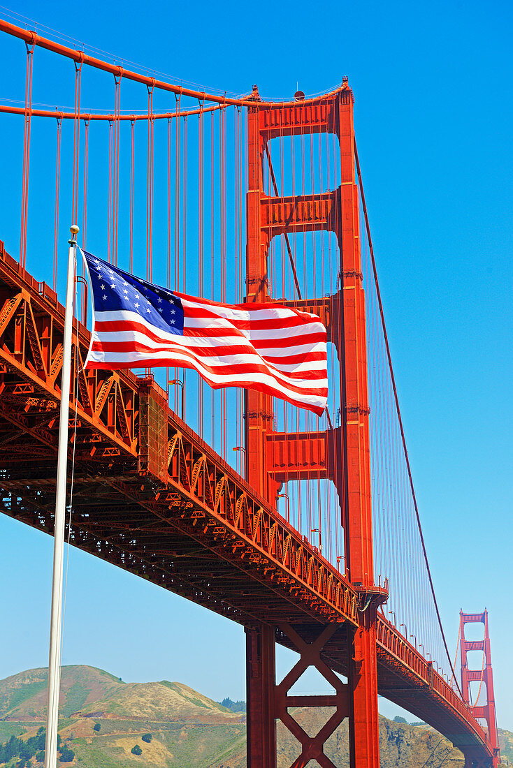 Golden Gate Bridge und das Sternenbanner, San Francisco, Kalifornien, USA