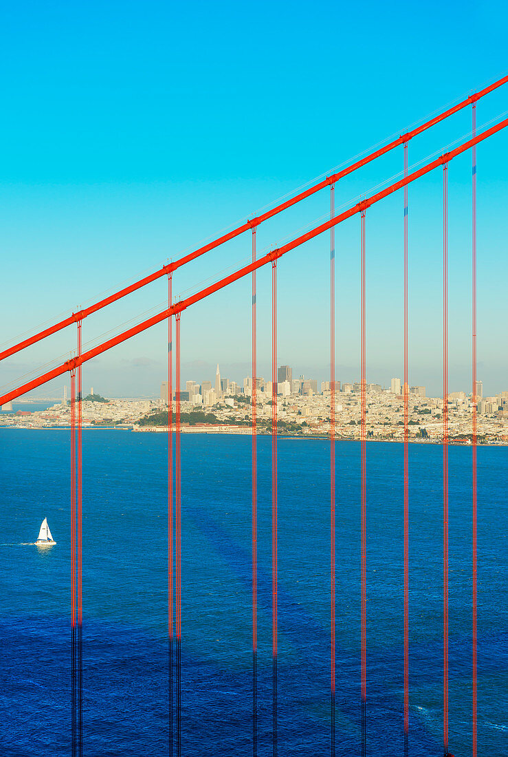 Ansicht der Golden Gate Bridge und des Financial District, San Francisco, Kalifornien, USA