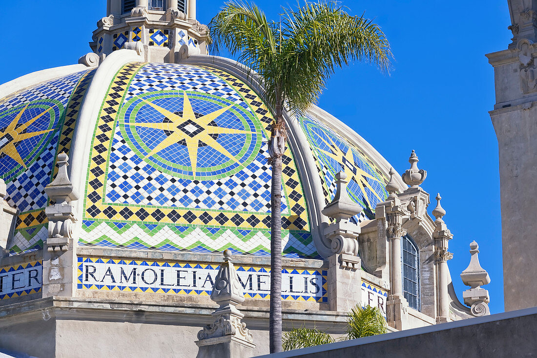 St. Francis Chapel Kuppeln über dem Museum of Man, Balboa Park, San Diego, Kalifornien, USA