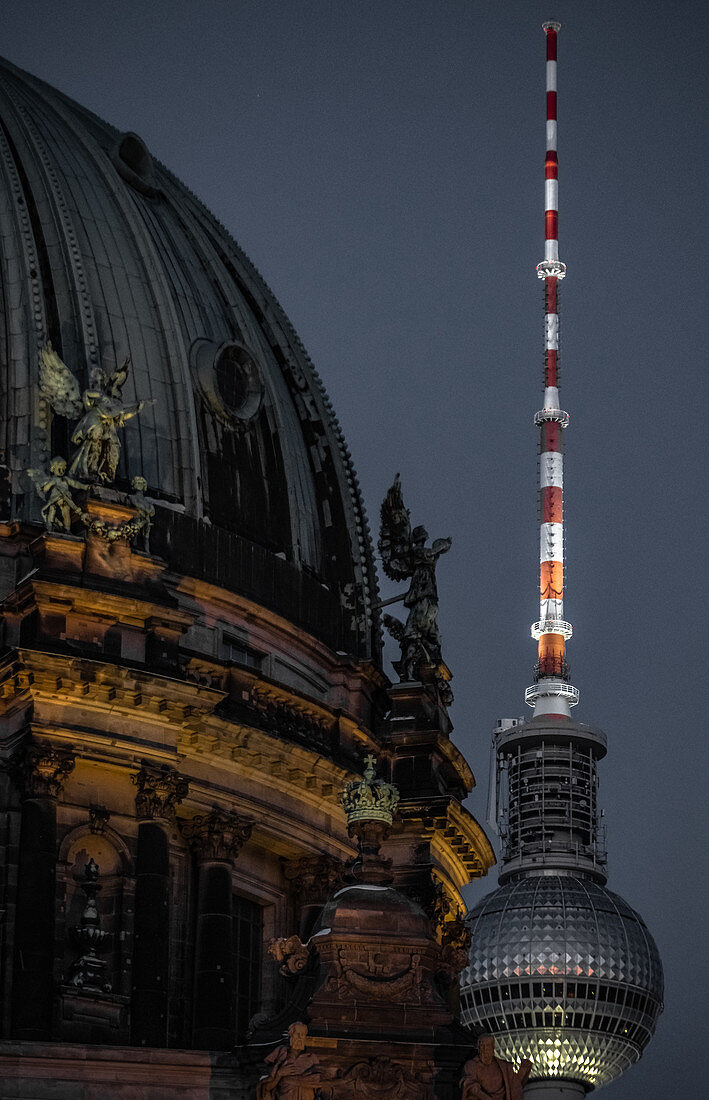Blick auf den Dom von Berlin mit dem Fernsehturm im Hintergrund, Berlin, Deutschland