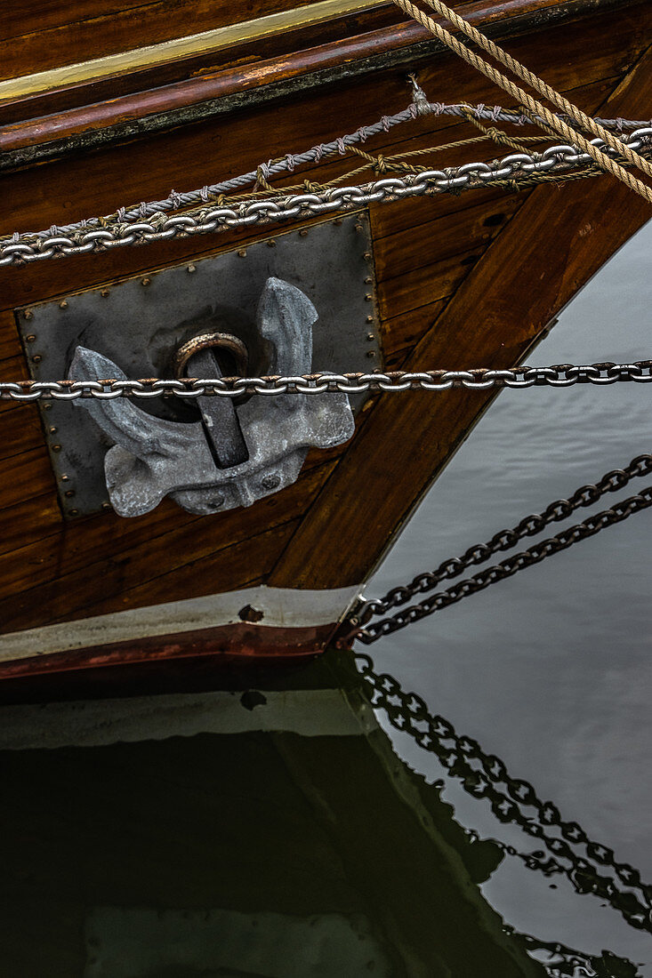 Anker am alten Schiff im Alten Hafen von Wismar, Deutschland