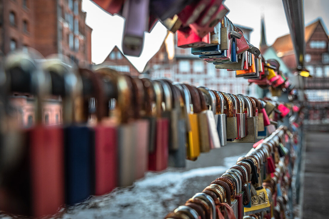 Liebesschlösser an einer Brücke in der Altstadt von Lüneburg, Niedersachsen, Deutschland