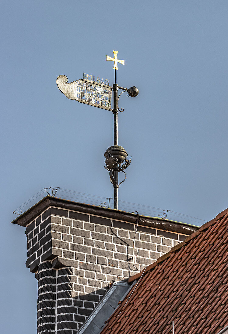 Blick auf die Wetterfahne in der Altstadt von Lüneburg, Niedersachsen, Deutschland