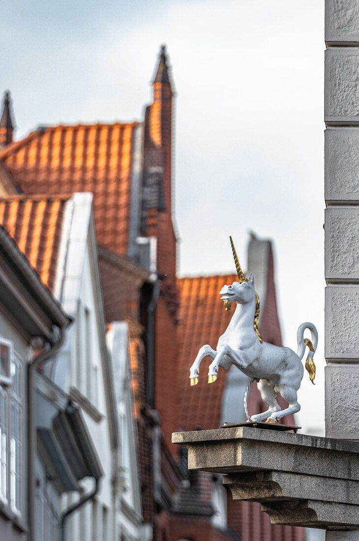 Blick auf das Einhorn in der Altstadt von Lüneburg, Niedersachsen, Deutschland