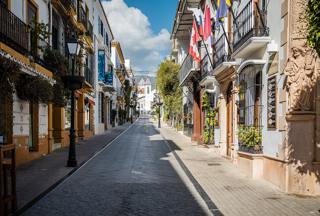 Blick auf die Iglesia del Santo Cristo in der Altstadt von Marbella, Spanien