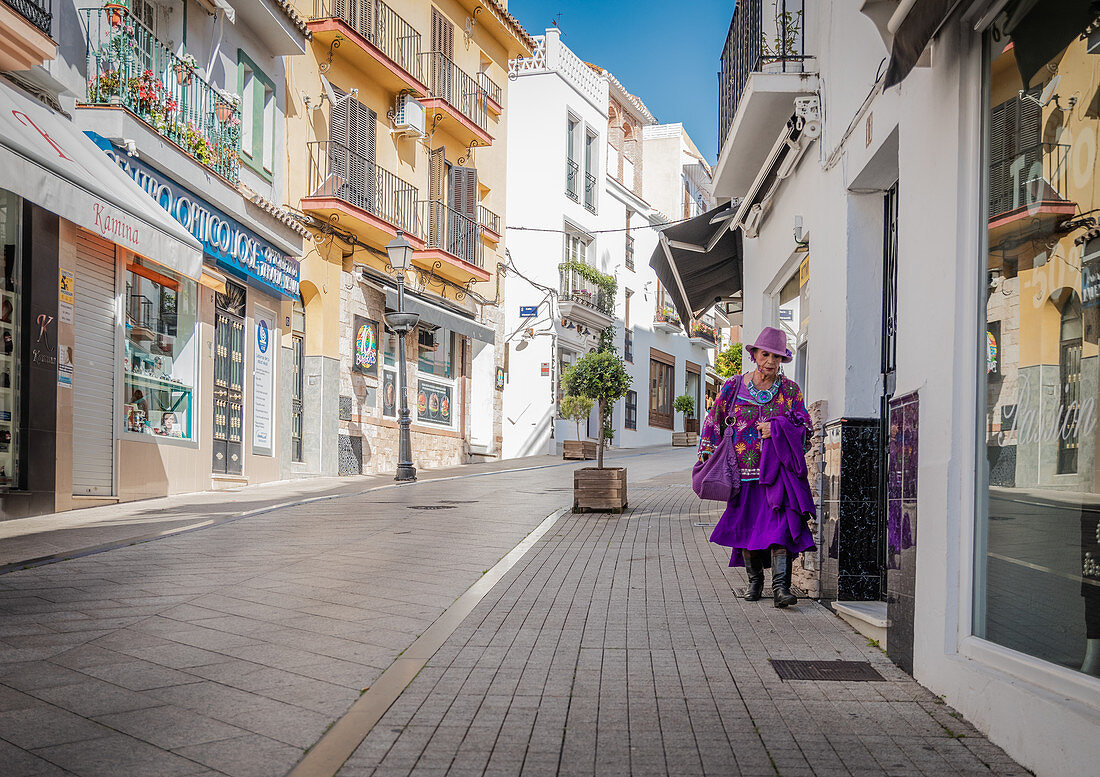 Alte Spanierin spaziert auf einer Straße in Marbella, Spanien