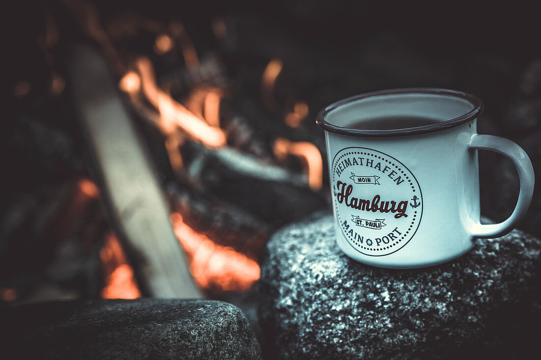 Cup of tea with Hamburg slogan in front of the log fire, Hamburg, Germany