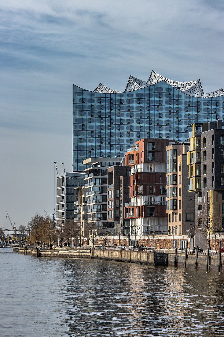 Blick auf die Elbphilharmonie von den Marco-Polo-Terrassen in Hamburg, Deutschland