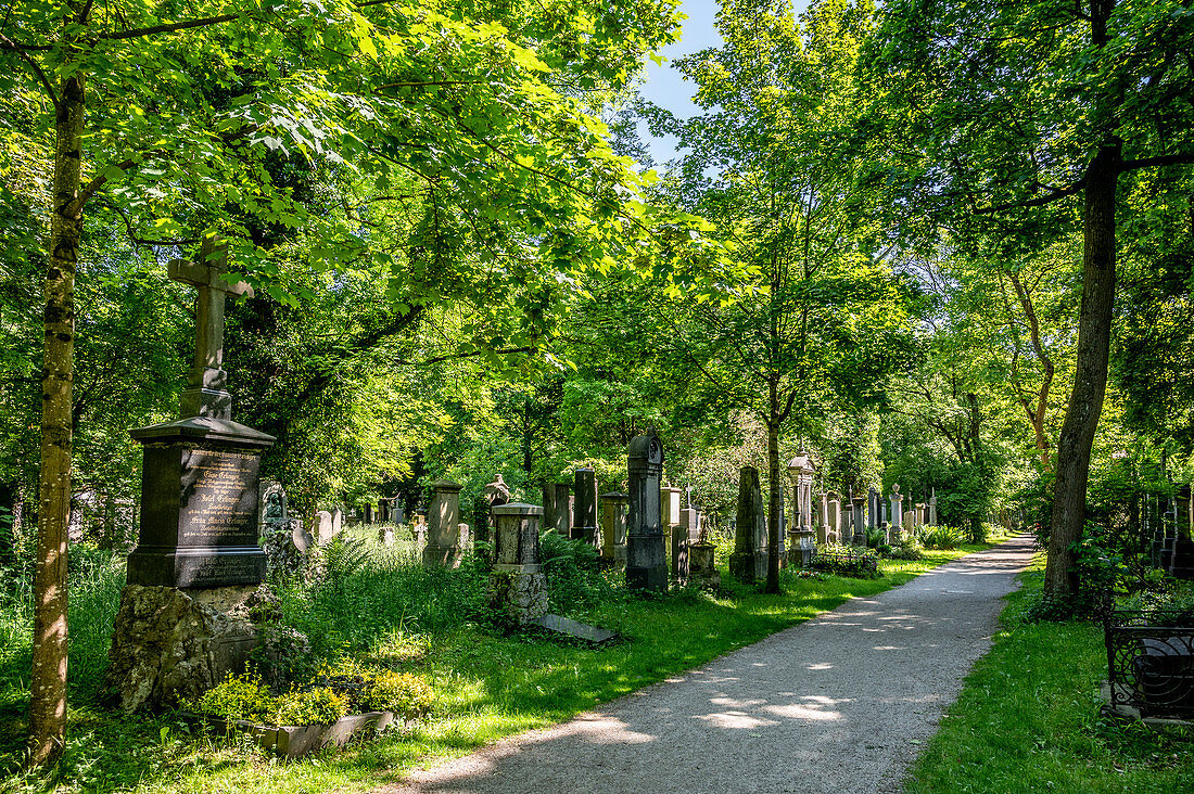 Historische Grabsteine im Friedhof Alter Südfriedhof, Glockenbachviertel München, Bayern, Deutschland