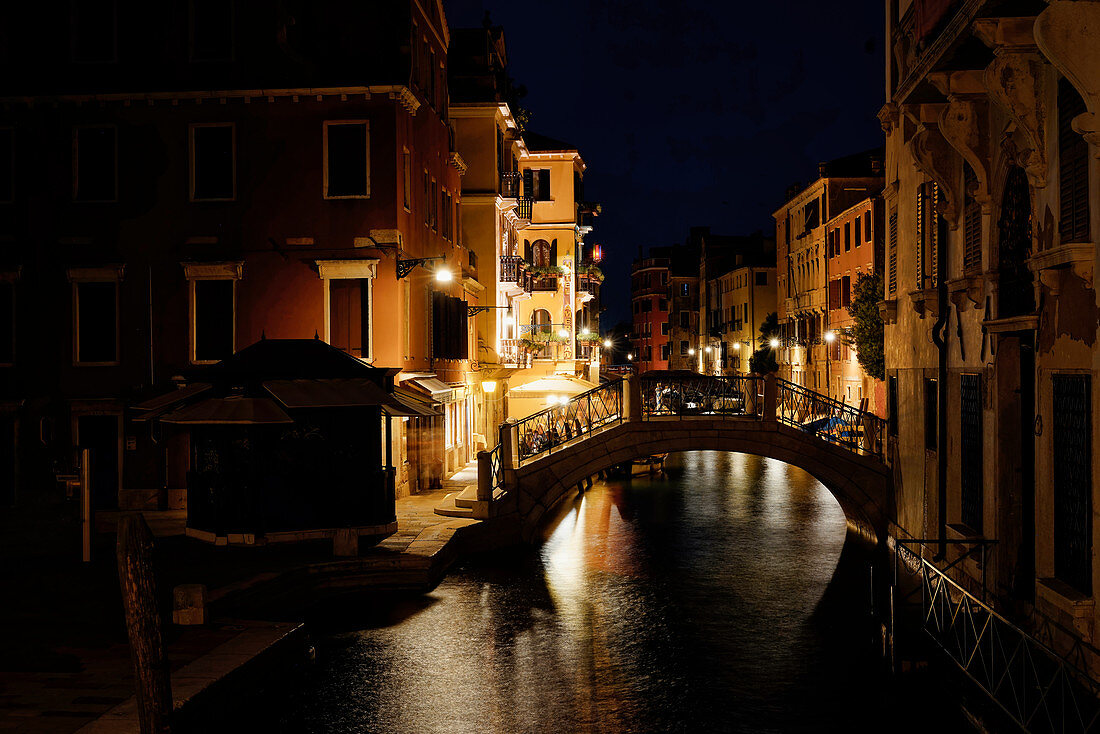 Unterwegs im nächtlichen Venedig, Venetien, Italien, Europa