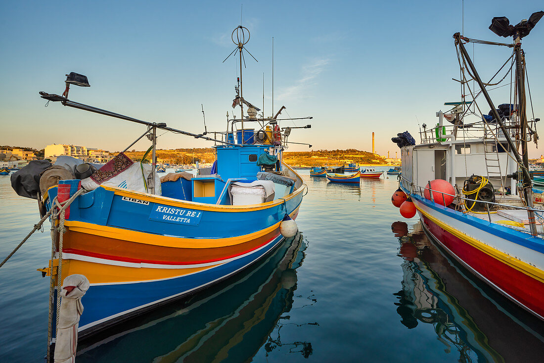 Bunte Fischerboote liegen im Hafen von Marsaxlokk, Malta, Europa