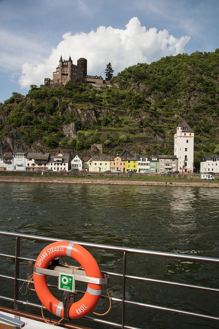 Rettungsring an Bord von Flusskreuzfahrtschiff während einer Kreuzfahrt auf dem Rhein mit Blick auf Burg Katz, Sankt Goarshausen, Rheinland-Pfalz, Deutschland, Europa