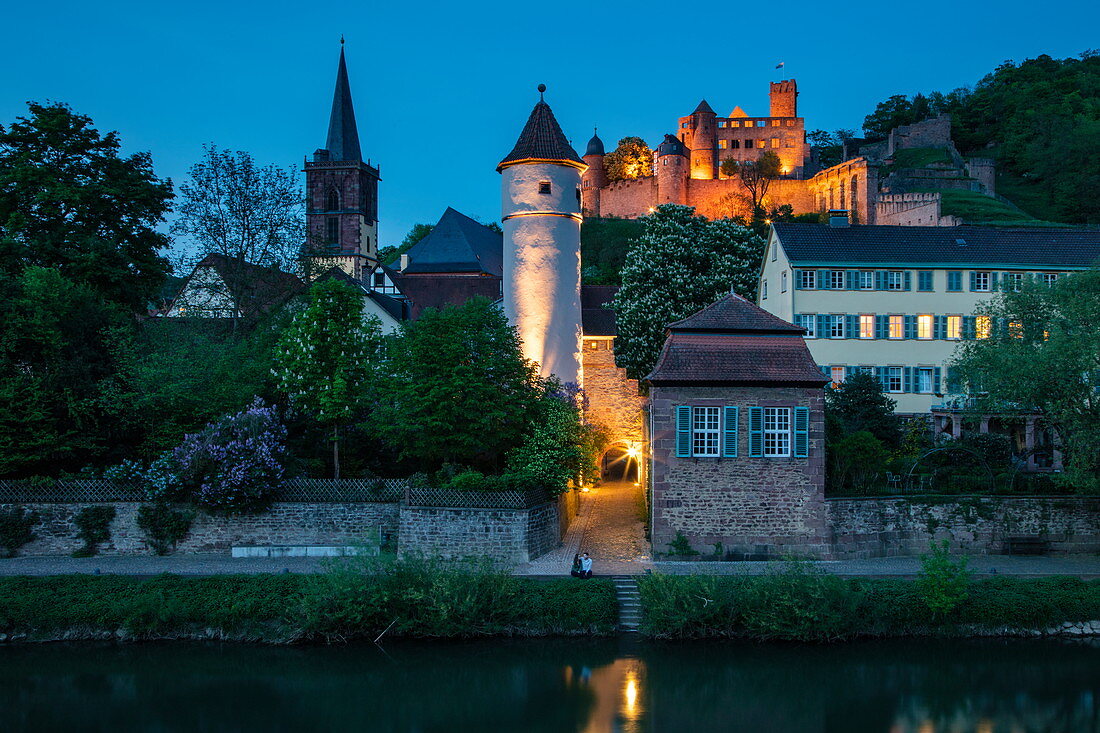 Die Tauber fließt sanft an der Altstadt vorbei mit Roter Turm am Faultor (Kittsteintor), Stiftskirche und Burg Wertheim in der Abenddämmerung, Wertheim, Spessart-Mainland, Franken, Baden-Württemberg, Deutschland, Europa