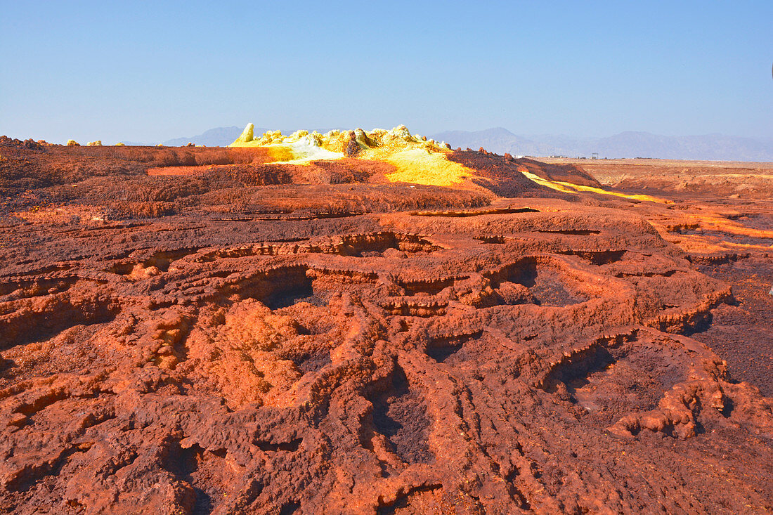 Äthiopien; Region Afar; Danakil Wüste; Danakil Senke; Geothermalgebiet Dallol; terrassenförmige Salzkrusten in Rottönen und gelbe, schwefelhaltige Salzkegel