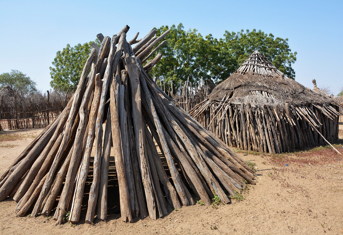 Äthiopien; Region der südlichen Nationen; traditionelle Hütten im Dorf Kolcho; unterer Omo Fluss; Omo Tal