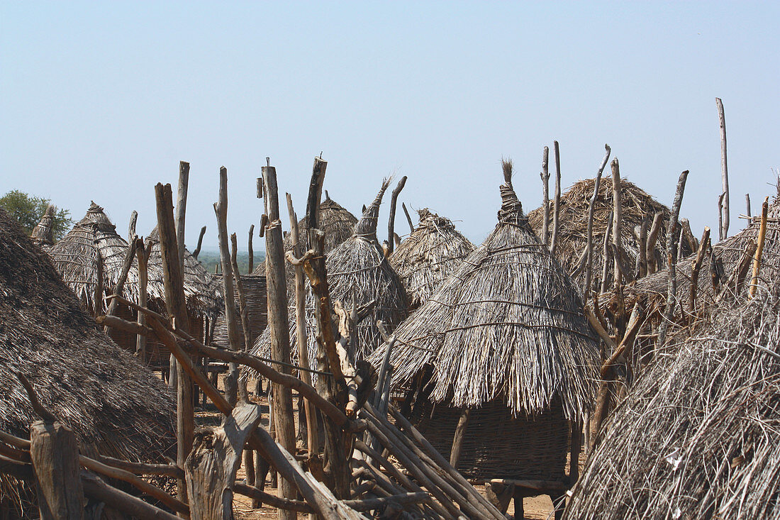 Äthiopien; Region der südlichen Nationen; südliches äthiopisches Hochland; Dorf Kolcho am Omo Fluss; Strohhütten im traditionellen Baustil; kleine Hütten dienen als Vorratshütten