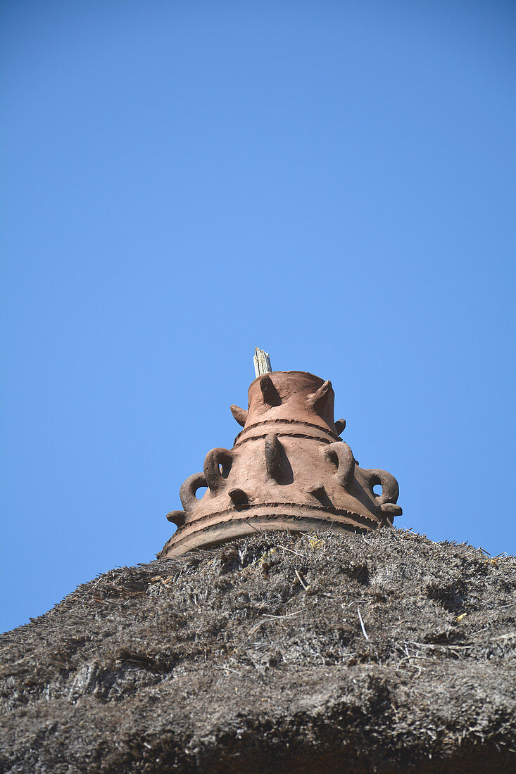 Äthiopien; Region der südlichen Nationen; Konso; in Keramik gefertigte Spitze eines traditionellen Steinhauses in der Kulturregion Konso