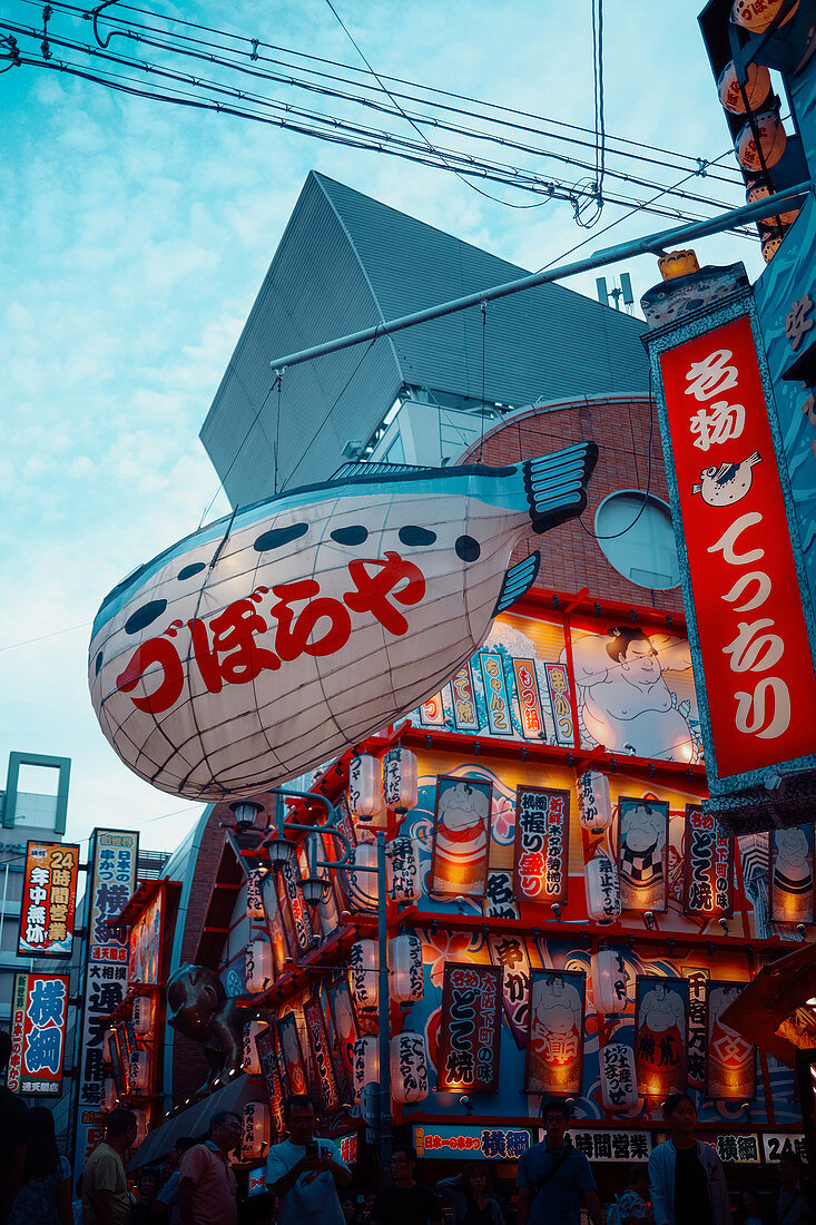 Kugelfisch Reklame auf einer Vergnügungsstraße im Viertel Shinsekai in Osaka, Japan