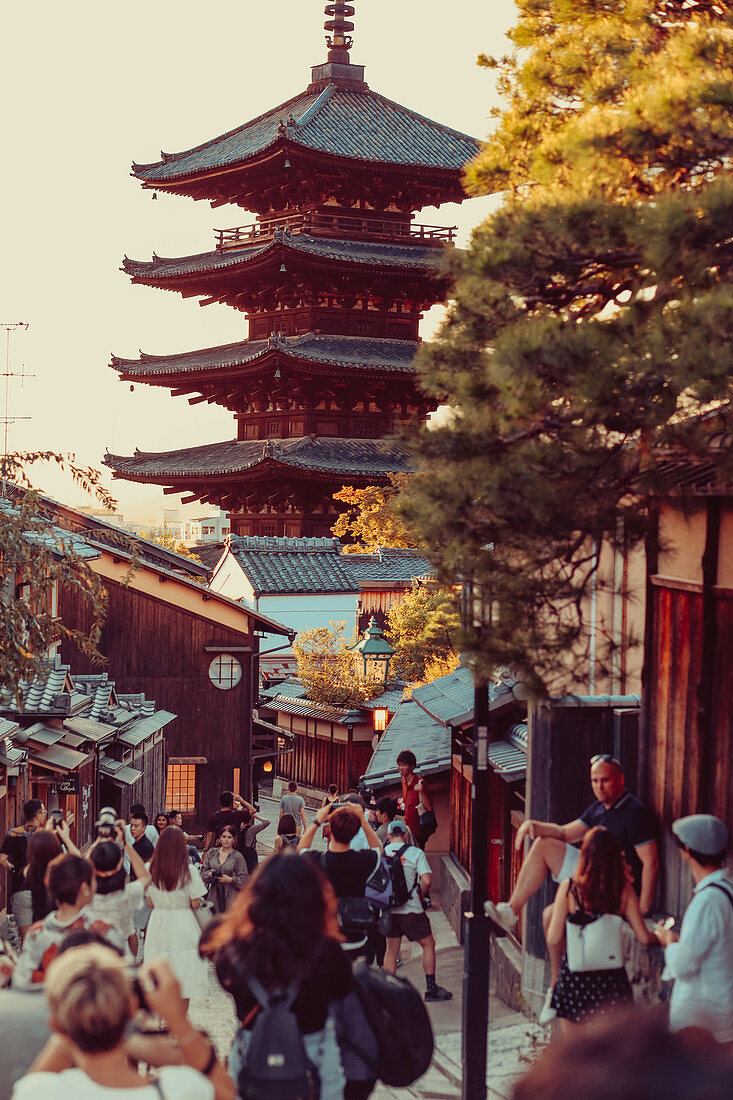 Touristen fotografieren einen historischen Tempel in Kyoto, Japan