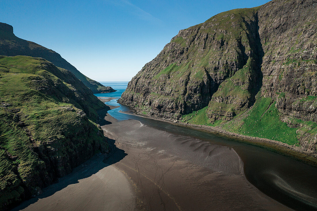 Bucht mit Sand und Wasserlauf bei Saksun auf der Insel Streymoy der Färöer Inseln\n