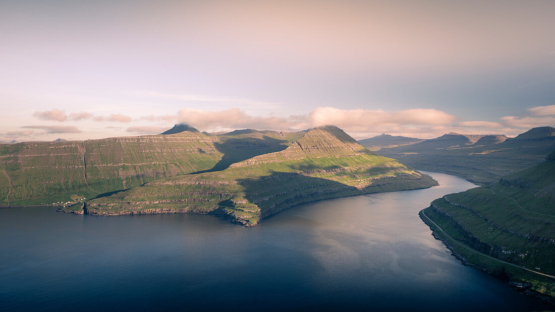 Panoramablick in Fjord am Hvithamar nahe dem Ort Gjogv auf Eysturoy am Nachmittag, Färöer Inseln\n