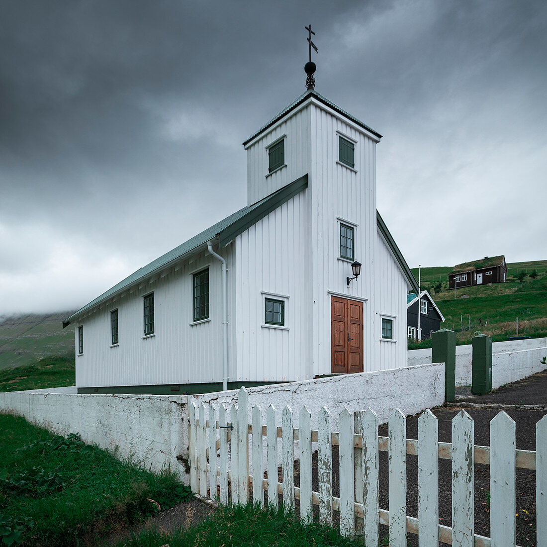 Kirche im Dorf Elduvík auf Eysturoy, Färöer Inseln\n