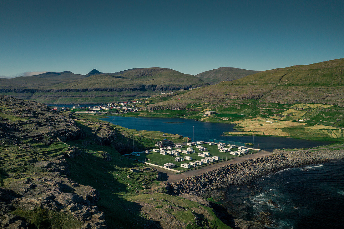 Der Campingplatz von Eidi auf Eysturoy mit Dorf im Hintergrund, Färöer Inseln\n