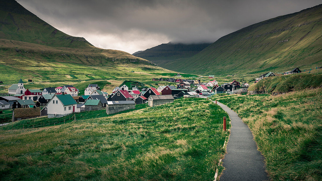 Dorf Gjogv auf Eysturoy mit Bergen, Färöer Inseln