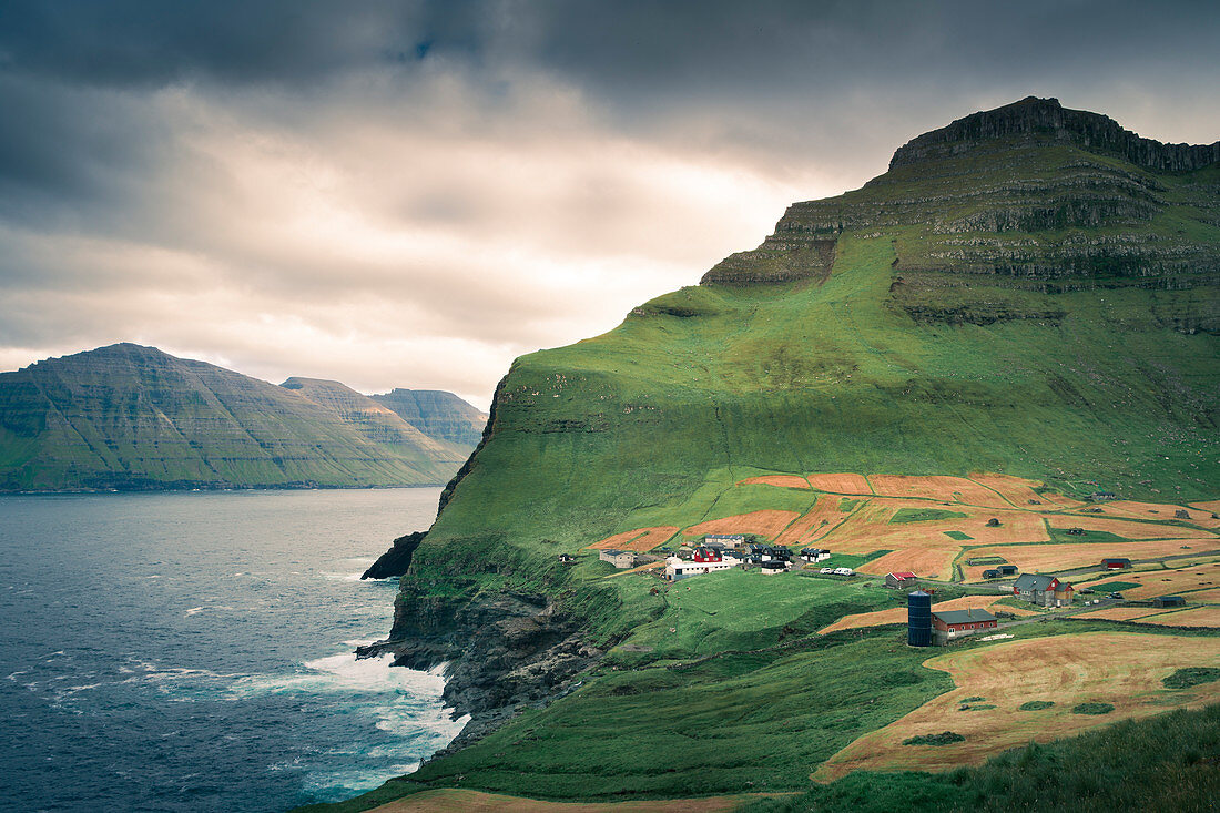 Dorf Trøllanes auf der Insel Kalsoy, Färöer Inseln\n