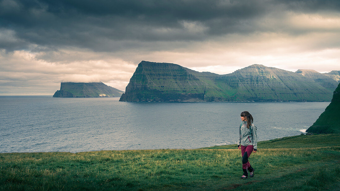 Frau wandert auf der Insel Kalsoy, Färöer Inseln\n