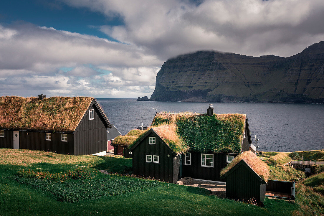 Dorf Mikladalur auf der Insel Kalsoy in der Sonne, Färöer Inseln\n