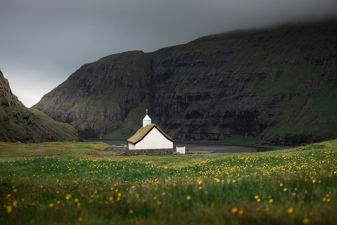 Kirche in Blumenwiese in der Bucht von Saksun auf der Insel Streymoy, Färöer Inseln\n