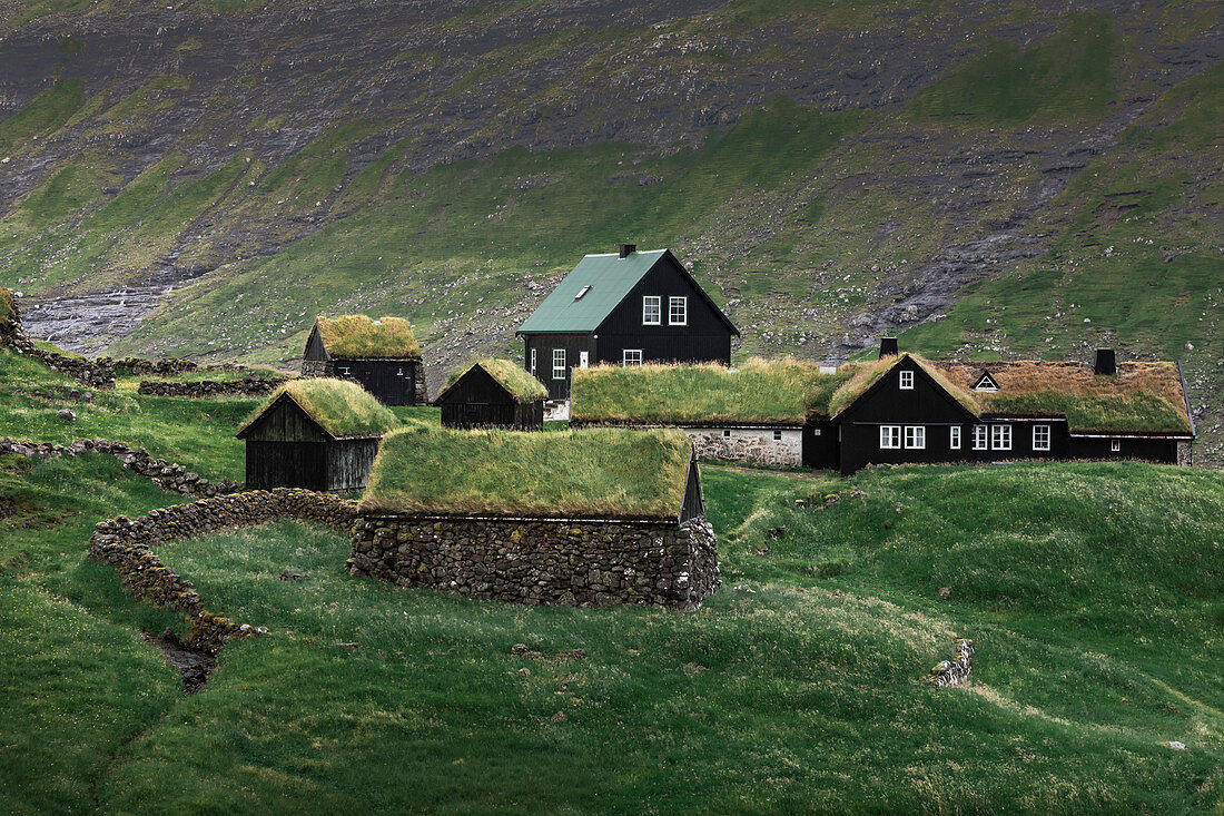Hütten mit Grasdach im Dorf Saksun auf der Insel Streymoy, Färöer Inseln\n