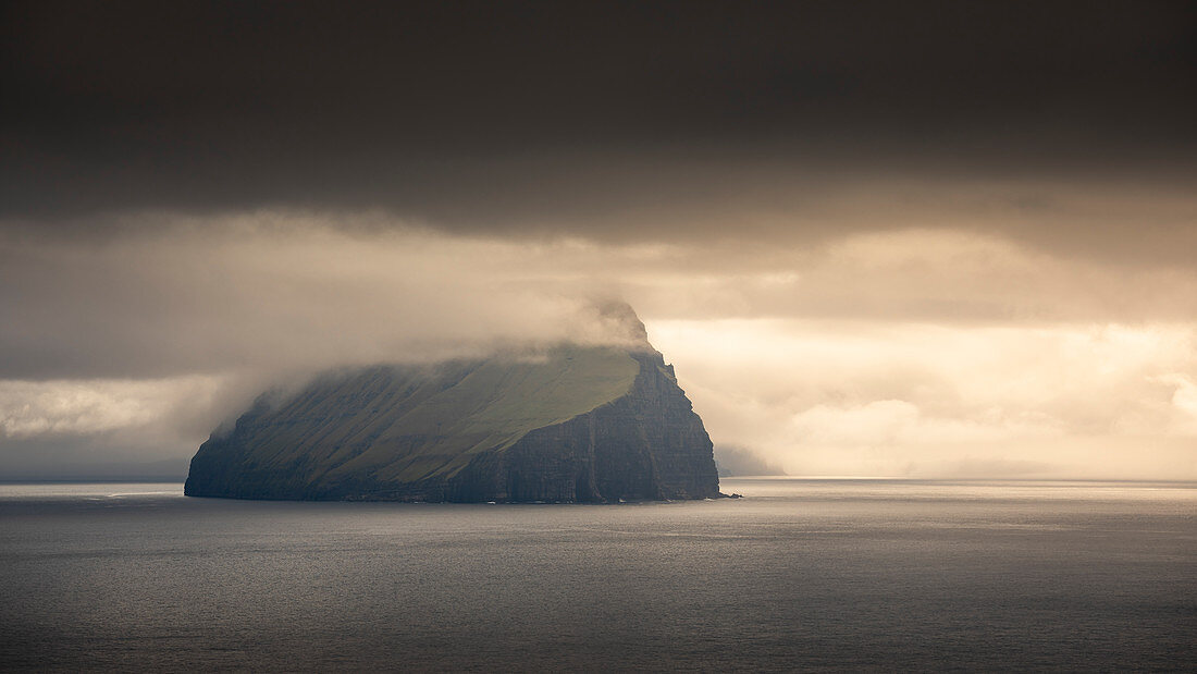 Insel Koltur mit Wolken im Sonnenuntergang, Färöer Inseln
