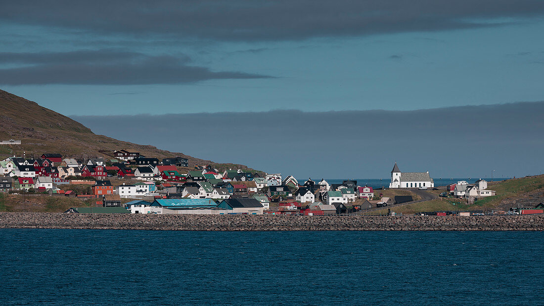 Dorf Eidi auf Eysturoy der Färöer Inseln bei Tag\n